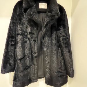 Cute fur coat! Perfect for festival season or a chilly evening out!
